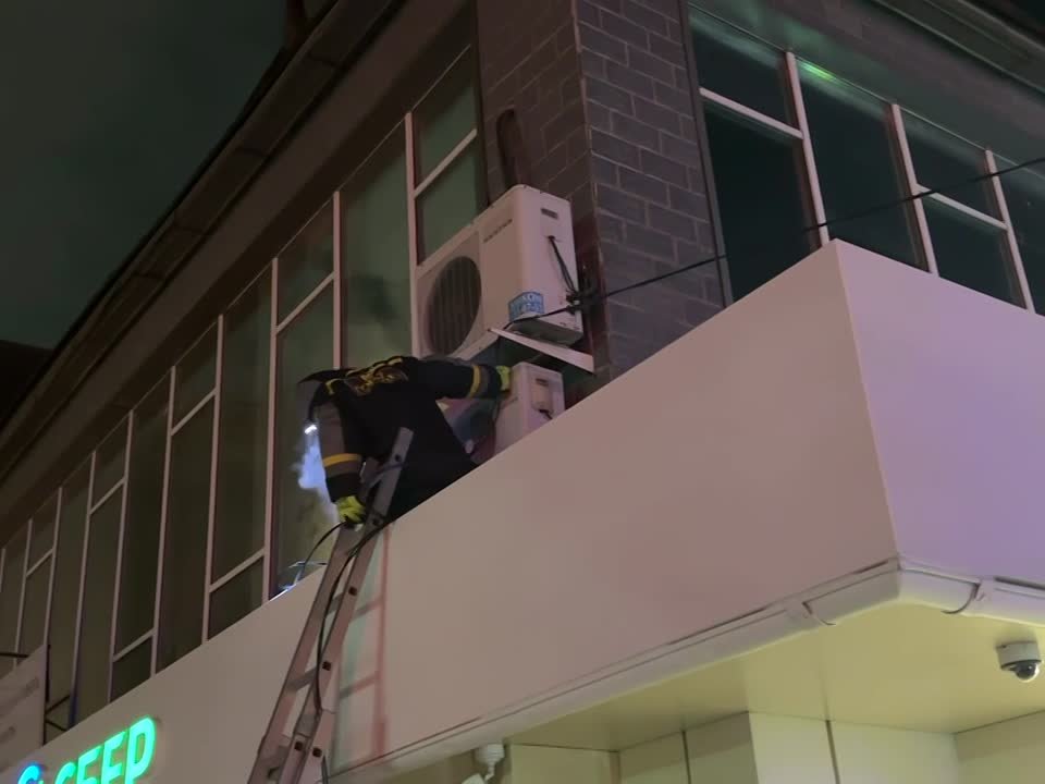 Улан-Удэнский пожарно-спасательный гарнизон в полном составе совместно с сотрудниками МЧС работает на тушении пожара в ТЦ «Баянгол» на улице Терешковой