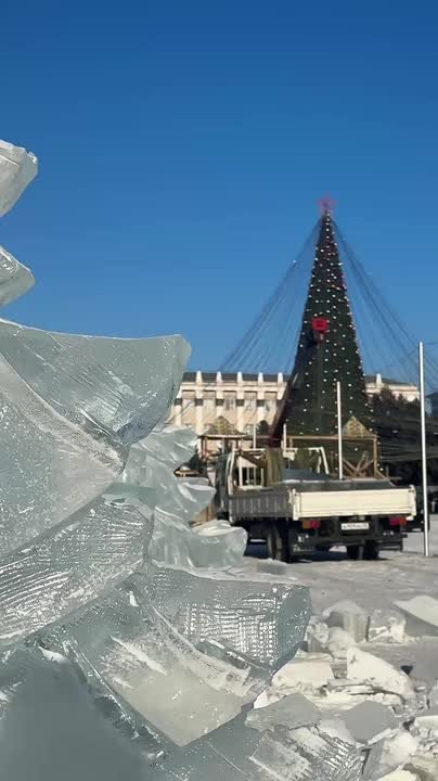 В новогоднем городке на площади Советов строят ледяные скульптуры