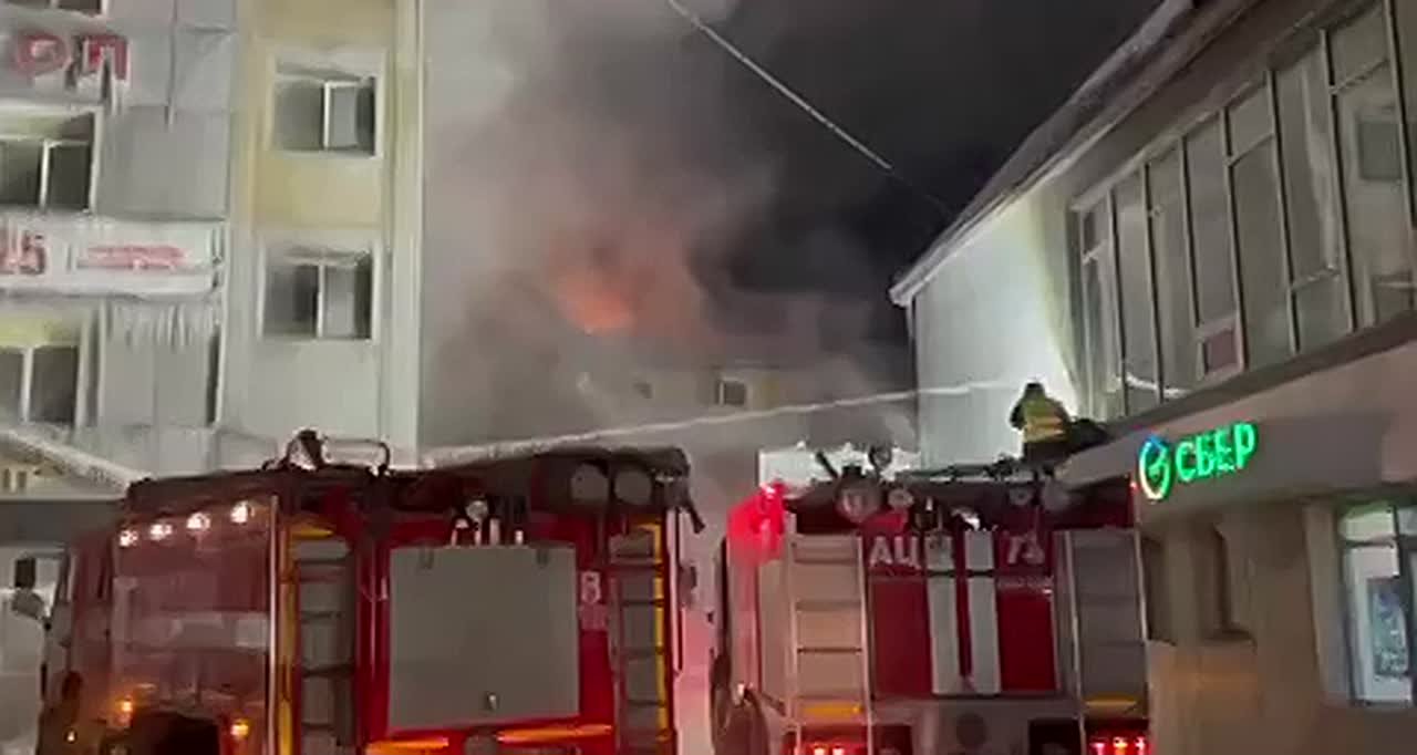 «Баянгол» все еще горит. Работы по тушению продолжаются