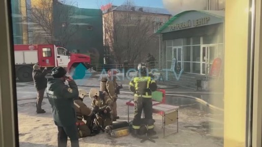 Огонь перекинулся на пристрой ТЦ. Там находится гостиница