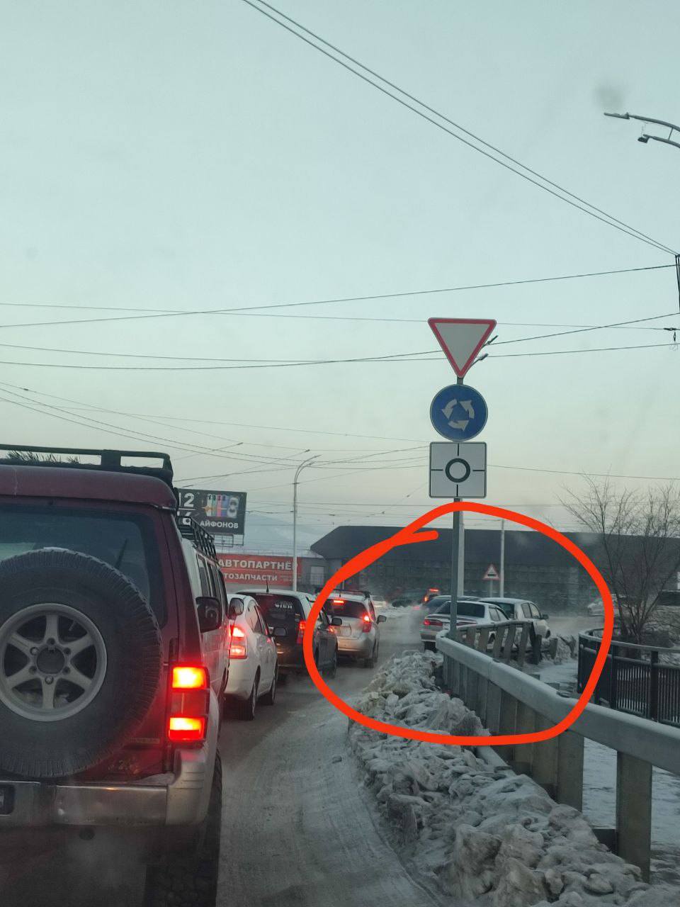 #атвпишут из-за этих красавцев мост колом стоит!