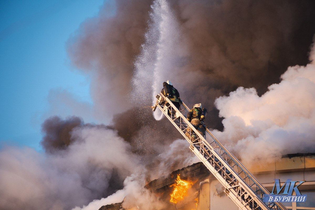 Пожар в ТЦ «Баянгол» в Улан-Удэ тушат уже восемь часов: на месте работают 70 спасателей