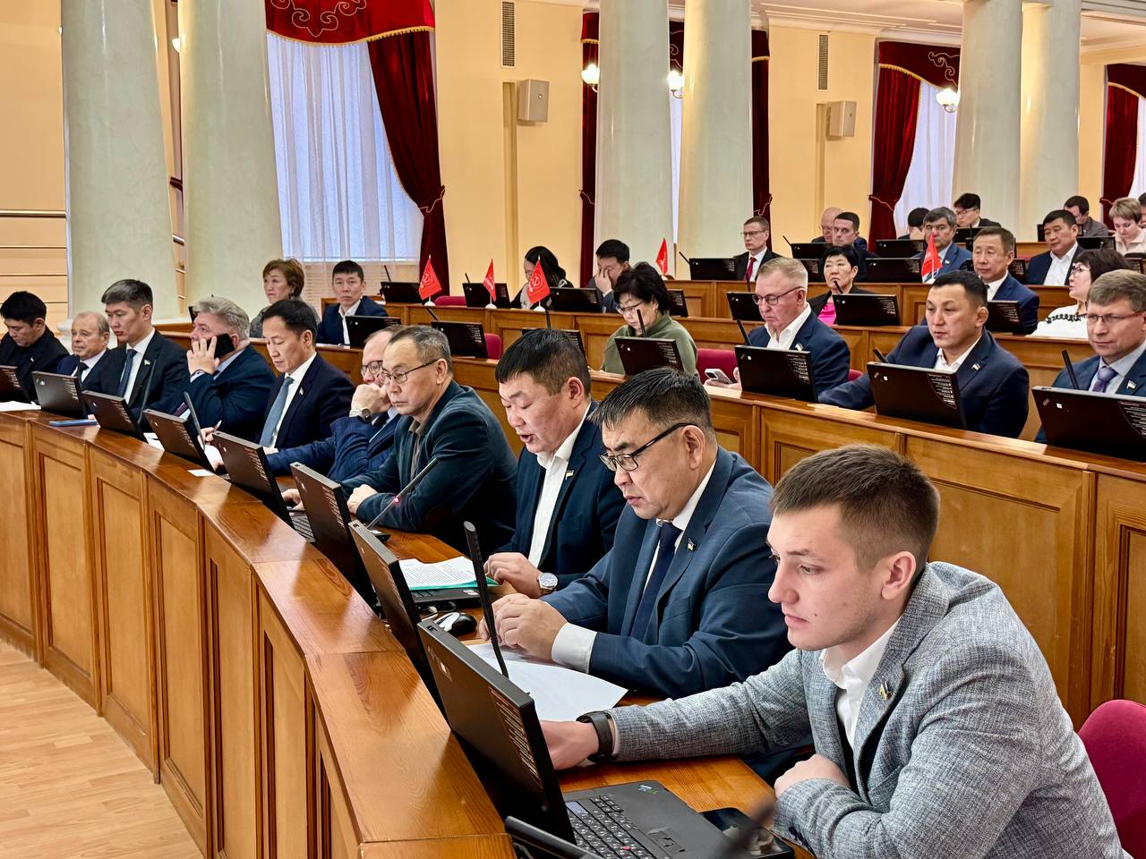 На очередной 15-й сессии Народного Хурала республики депутаты обсудили и приняли во втором чтении ключевой финансовый документ, определяющий ресурсы для сохранения доступности и качества медицинской помощи для жителей... На очередной 15-й сессии Народного Хурала республики депутаты обсудили и приняли во втором чтении ключевой финансовый документ, определяющий ресурсы для сохранения доступности и качества медицинской помощи для жителей...