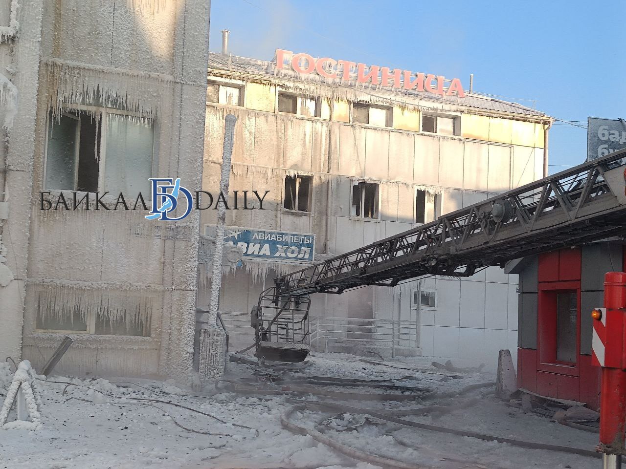 Сгоревший ТЦ «Баянгол» в Улан-Удэ после тушения весь покрылся льдом Сгоревший ТЦ «Баянгол» в Улан-Удэ после тушения весь покрылся льдом