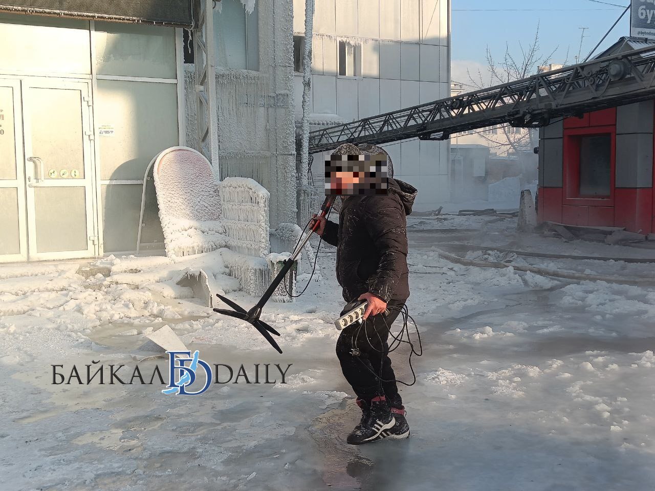 Вокруг сгоревшего ТЦ «Баянгол» - наледь Вокруг сгоревшего ТЦ «Баянгол» - наледь