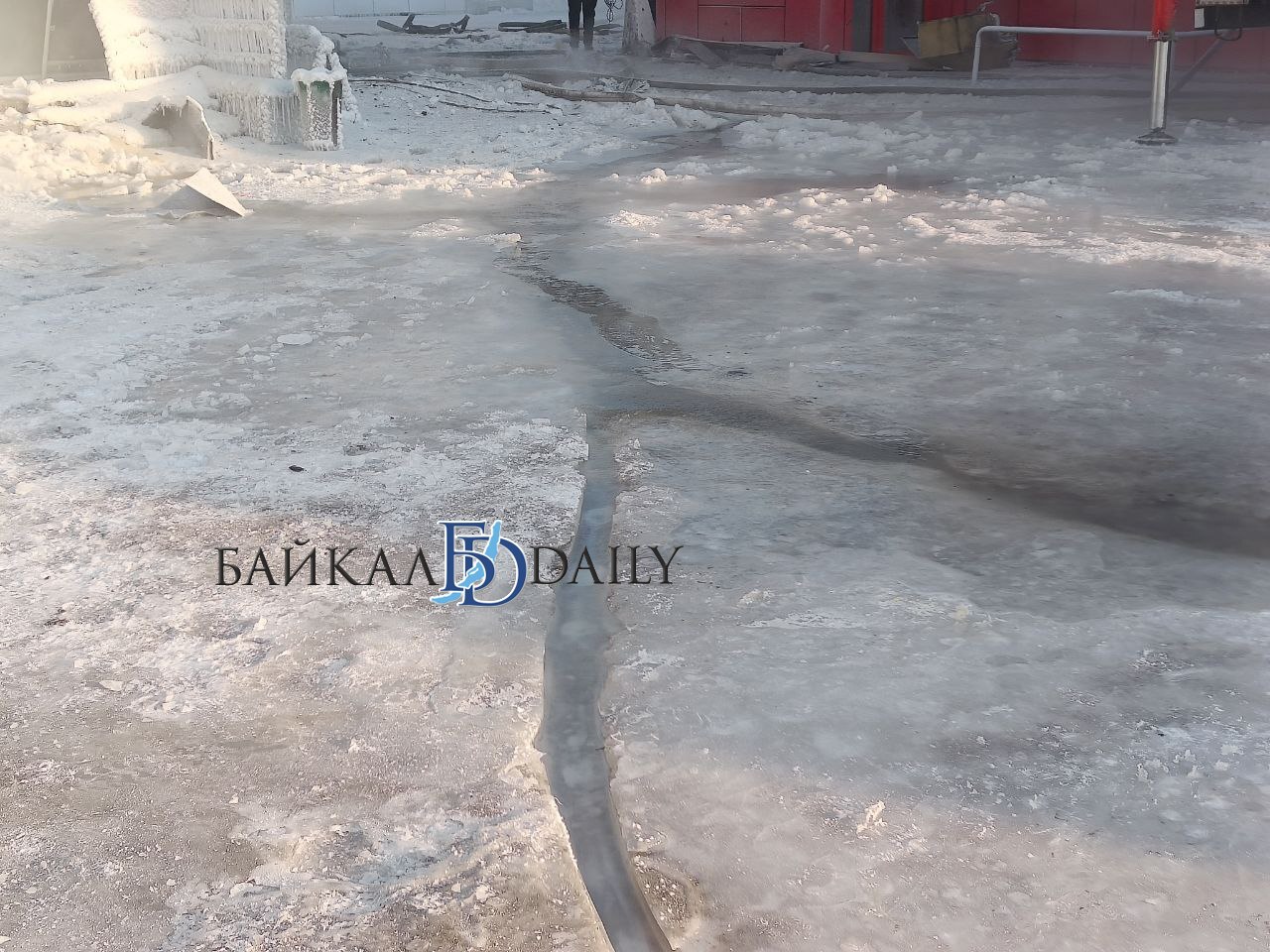 Вокруг сгоревшего ТЦ «Баянгол» - наледь Вокруг сгоревшего ТЦ «Баянгол» - наледь