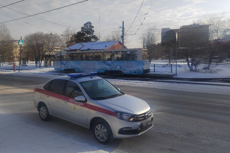 В Улан-Удэ мужчина в тапках и майке устроил дебош в трамвае