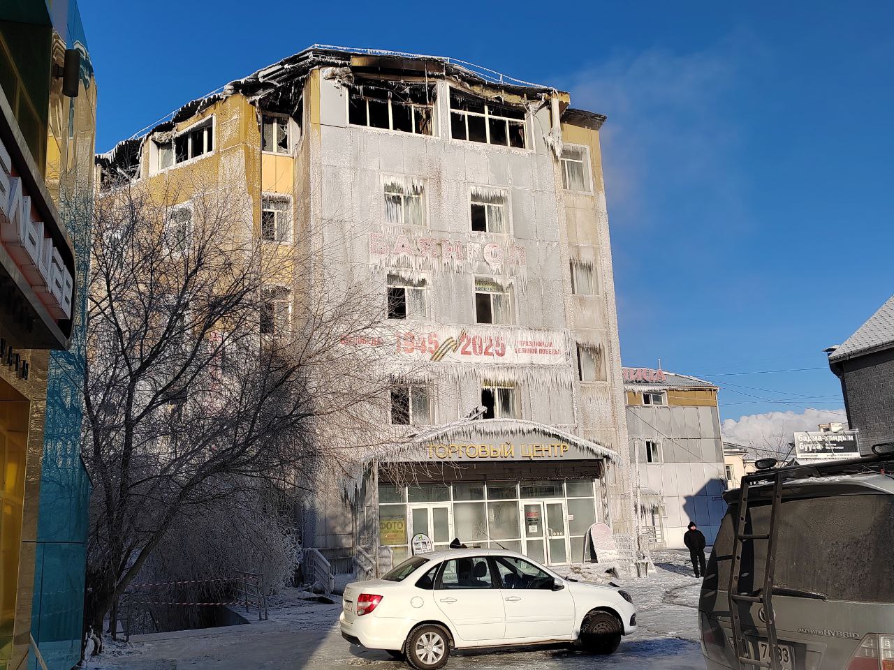 Ледовый остов "Баянгола" в центре Улан - Удэ собирает толпы Ледовый остов "Баянгола" в центре Улан - Удэ собирает толпы