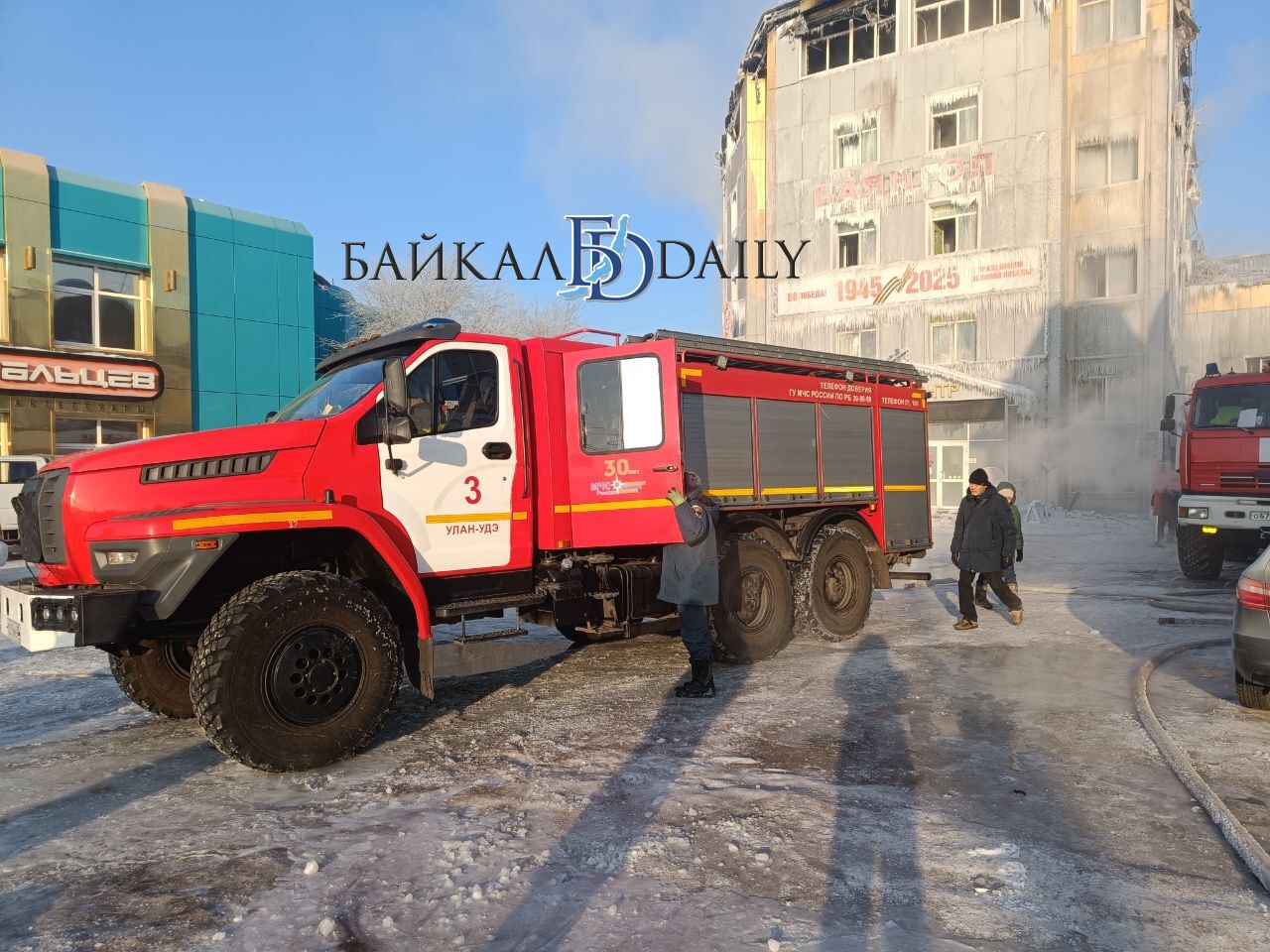 Вокруг сгоревшего ТЦ «Баянгол» - наледь Вокруг сгоревшего ТЦ «Баянгол» - наледь