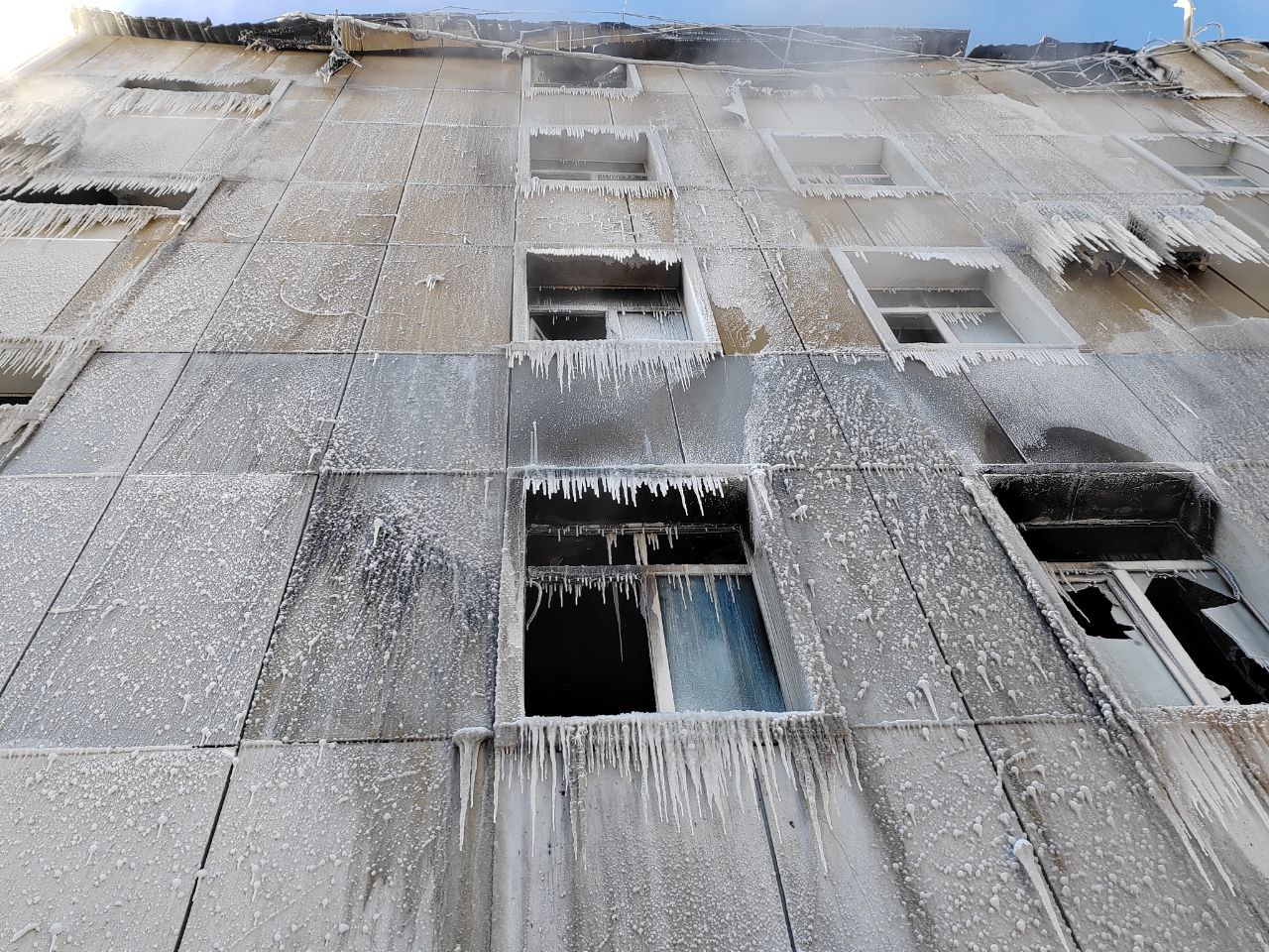 Ледовый остов "Баянгола" в центре Улан - Удэ собирает толпы Ледовый остов "Баянгола" в центре Улан - Удэ собирает толпы