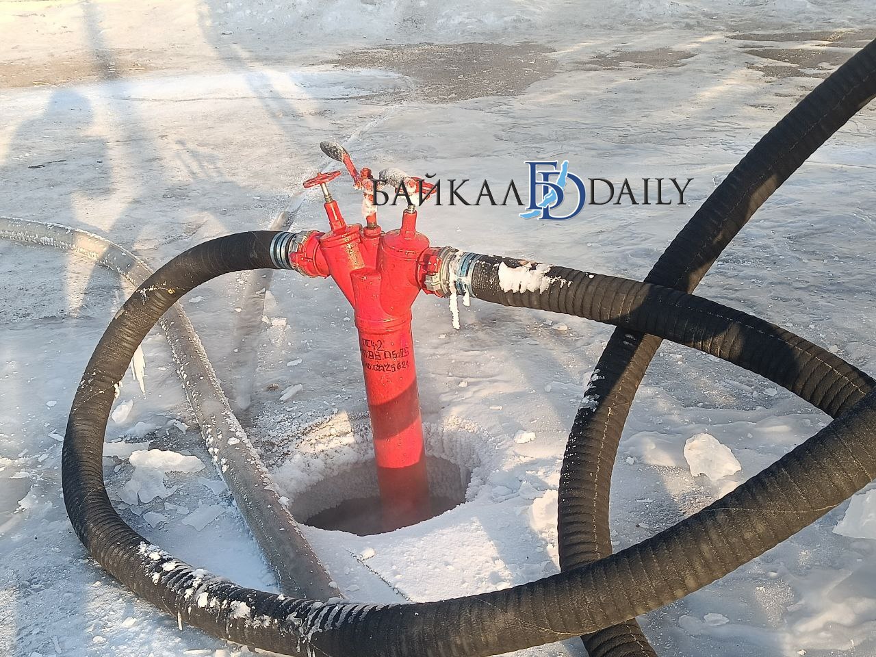 Вокруг сгоревшего ТЦ «Баянгол» - наледь Вокруг сгоревшего ТЦ «Баянгол» - наледь