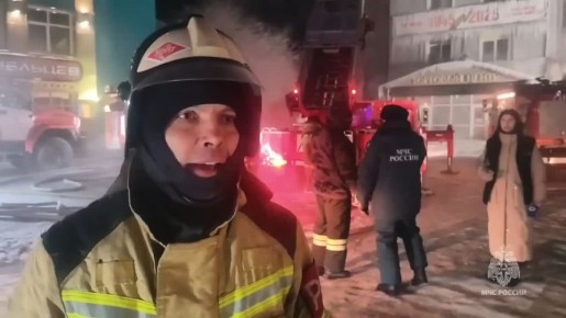 ТЦ «Баянгол» продолжают тушить в ночи в Улан-Удэ