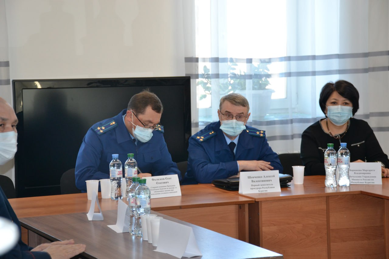 Первый заместитель прокурора республики Алексей Шевченко совместно с руководителем управления Минюста России по республике Маргаритой Барнаковой и заместителем начальника УФСИН России по республике Константином Мункуевым...