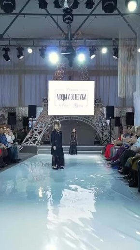 Школьница из Бурятии покорила подиум, представив коллекцию московского дизайнера