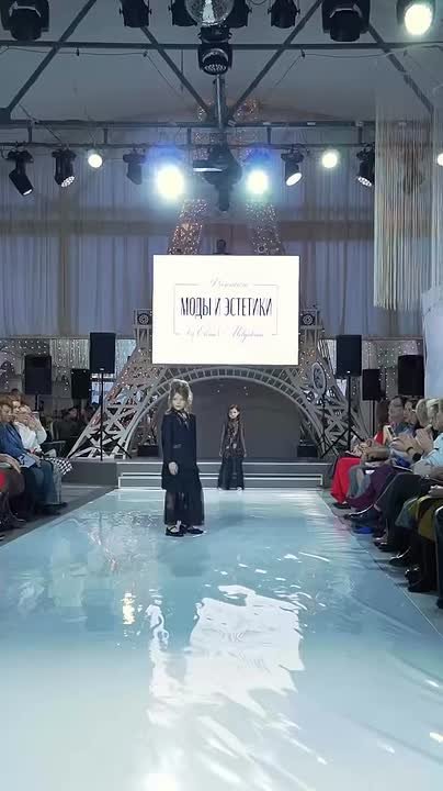 Школьница из Бурятии покорила подиум, представив коллекцию московского дизайнера