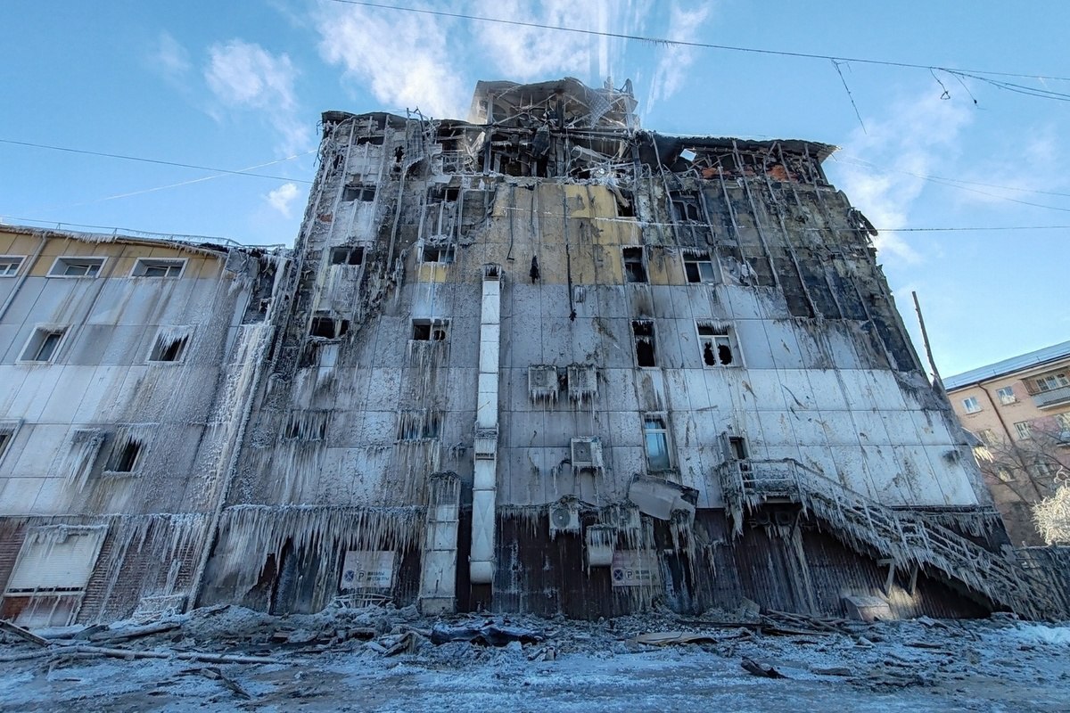 «Ледяной саркофаг»: как выглядит после пожара ТЦ «Баянгол» в Улан-Удэ