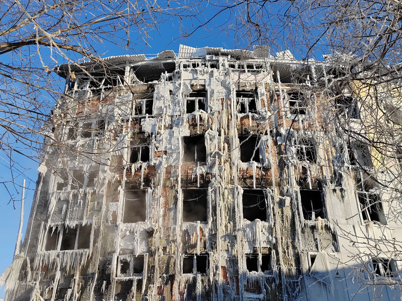 Ледовый остов "Баянгола" в центре Улан - Удэ собирает толпы Ледовый остов "Баянгола" в центре Улан - Удэ собирает толпы