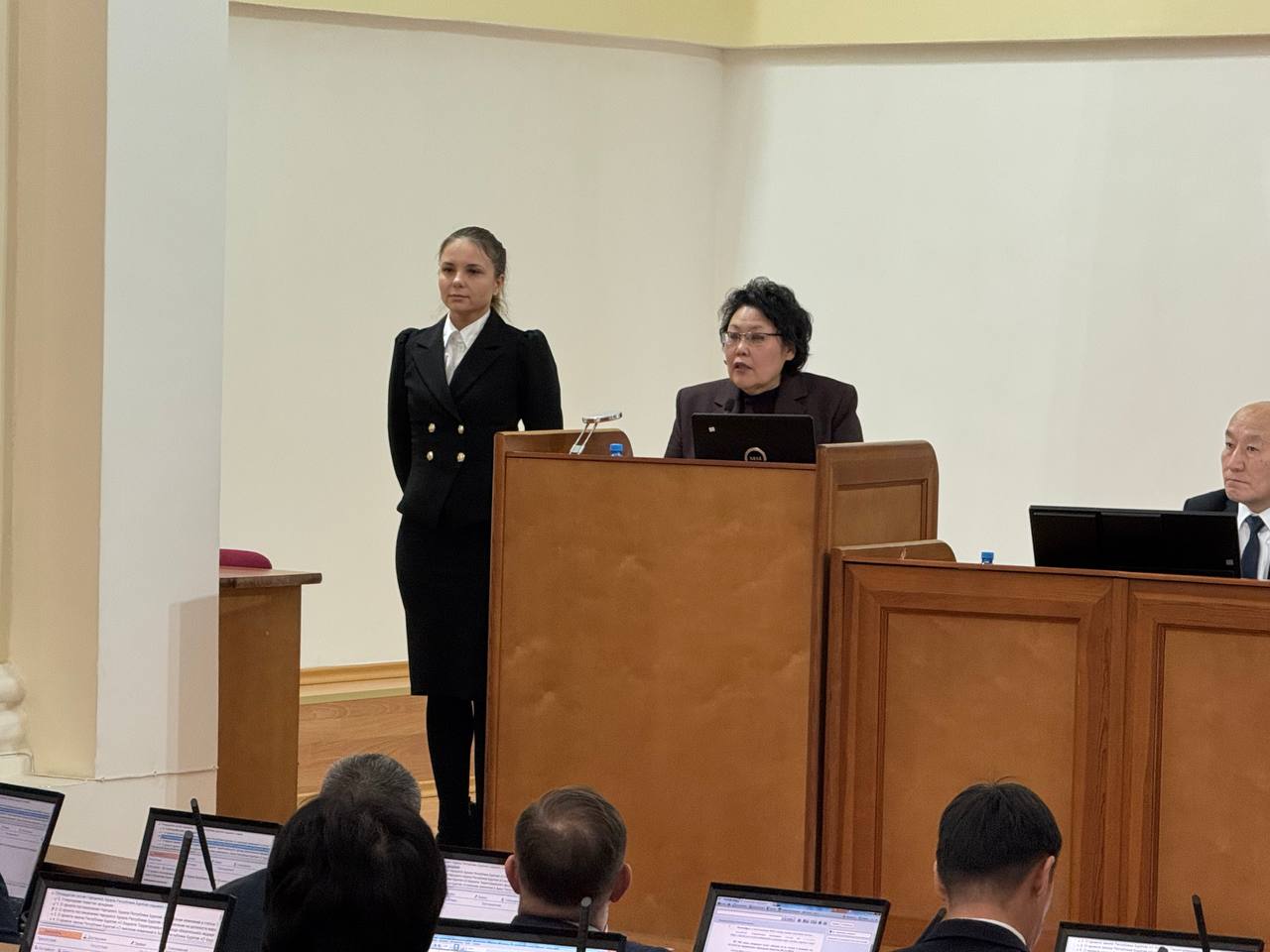 Вторым вопросом очередной 15-й сессии Народного Хурала республики депутаты рассмотрели ц. В соответствии с Законом РБ «О мировых судьях в Республике Бурятия» их кандидатуры одобряет республиканский парламент Вторым вопросом очередной 15-й сессии Народного Хурала республики депутаты рассмотрели ц. В соответствии с Законом РБ «О мировых судьях в Республике Бурятия» их кандидатуры одобряет республиканский парламент