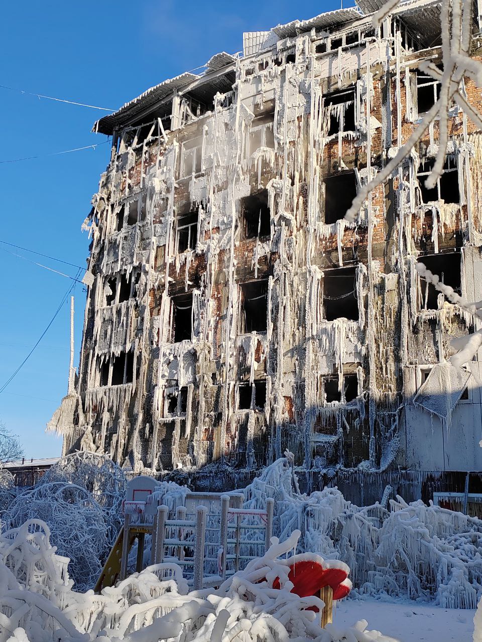 Ледовый остов "Баянгола" в центре Улан - Удэ собирает толпы Ледовый остов "Баянгола" в центре Улан - Удэ собирает толпы