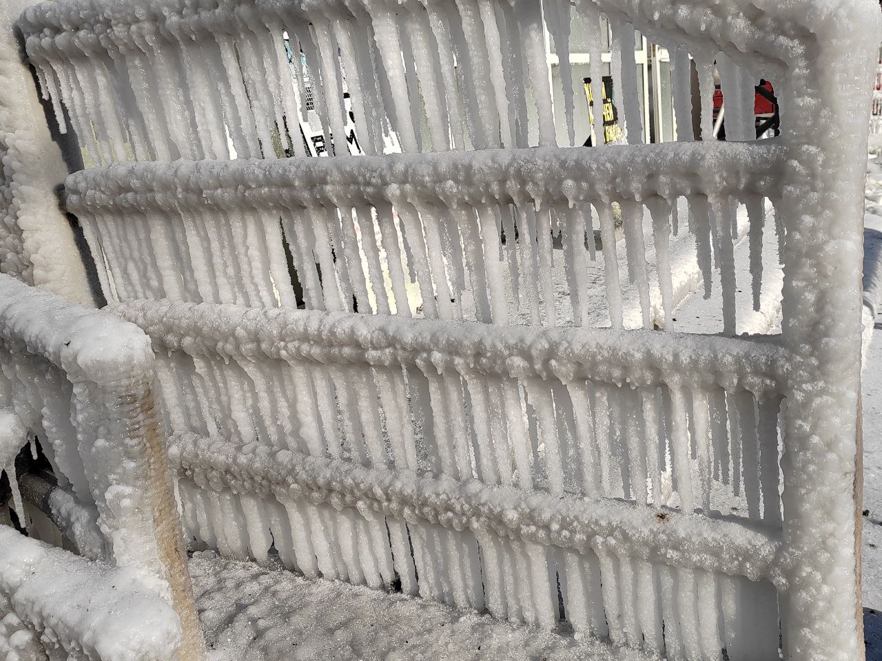 Ледовый остов "Баянгола" в центре Улан - Удэ собирает толпы Ледовый остов "Баянгола" в центре Улан - Удэ собирает толпы