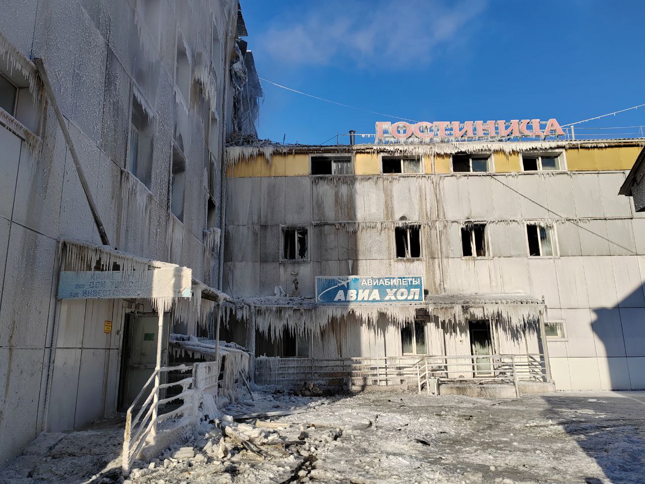 Ледовый остов "Баянгола" в центре Улан - Удэ собирает толпы Ледовый остов "Баянгола" в центре Улан - Удэ собирает толпы