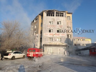 Вокруг сгоревшего ТЦ «Баянгол» - наледь