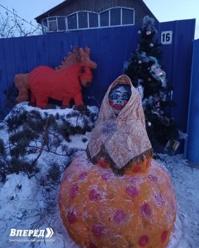 Учительница физкультуры из Бурятии создала новогодний двор из снежных фигур