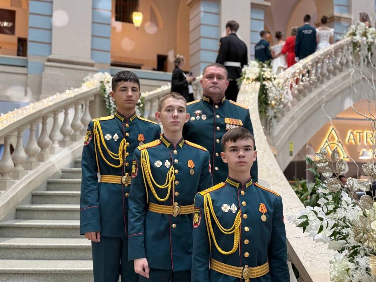 Кадеты из Бурятии покорили Кремлёвский бал вальсом Кадеты из Бурятии покорили Кремлёвский бал вальсом