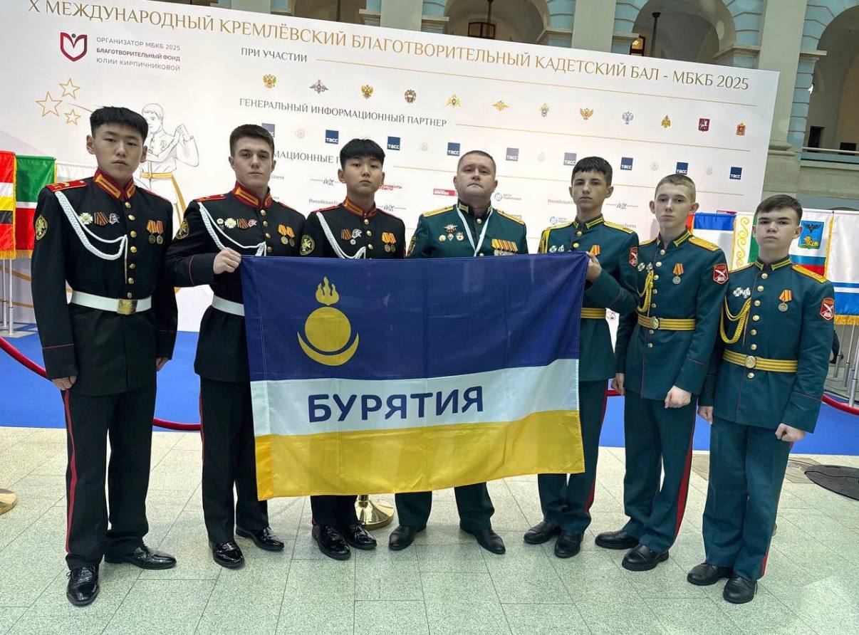Кадеты из Бурятии покорили Кремлёвский бал вальсом Кадеты из Бурятии покорили Кремлёвский бал вальсом
