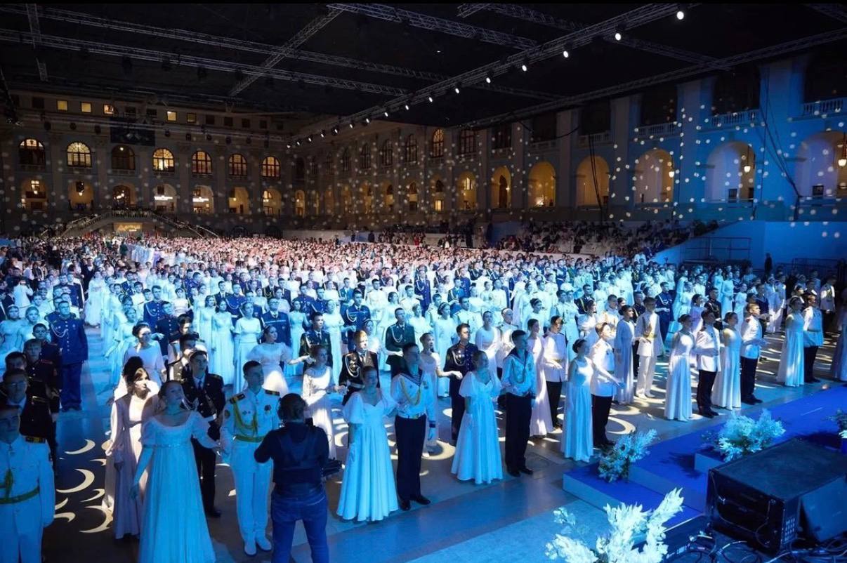 Кадеты из Бурятии покорили Кремлёвский бал вальсом Кадеты из Бурятии покорили Кремлёвский бал вальсом