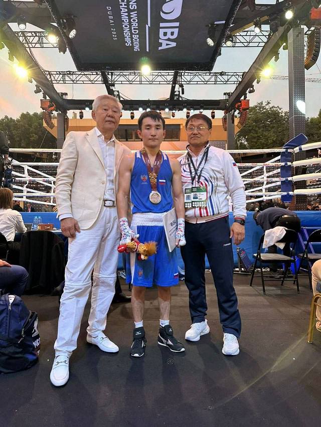 Бурятский спортсмен Баир Батлаев завоевал серебро чемпионата мира по боксу