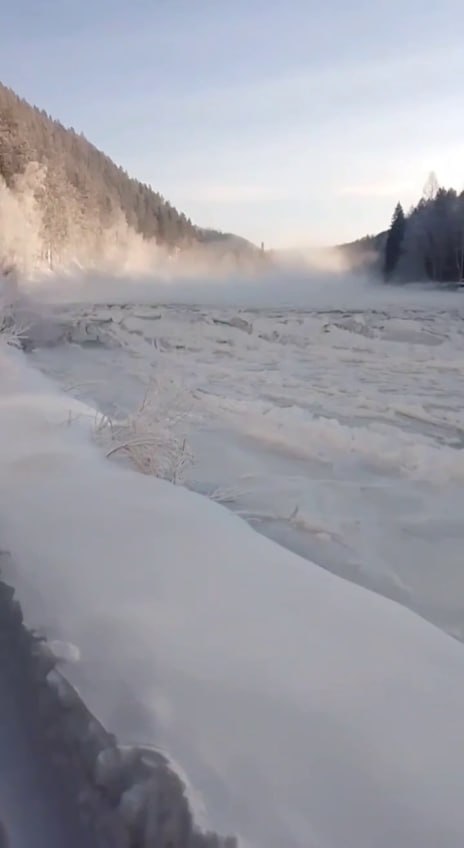 Лёд вздыбился и пошёл волной