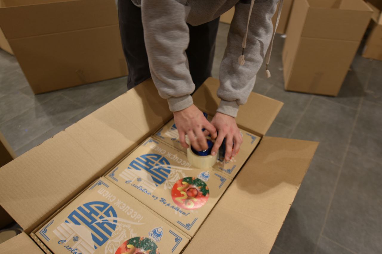 Жители республики собрали новогодние посылки для бойцов из Бурятии, находящихся в зоне СВО Жители республики собрали новогодние посылки для бойцов из Бурятии, находящихся в зоне СВО