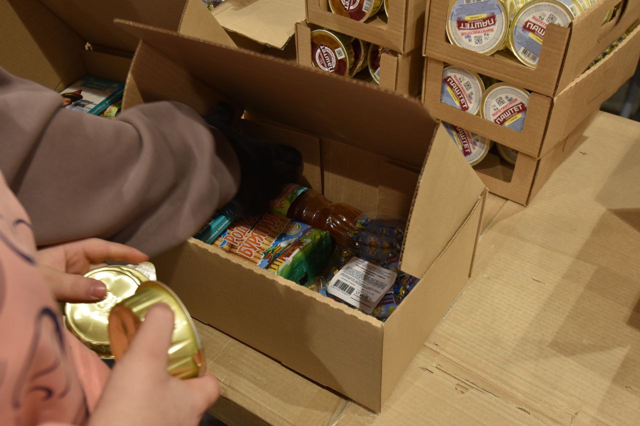 Жители республики собрали новогодние посылки для бойцов из Бурятии, находящихся в зоне СВО Жители республики собрали новогодние посылки для бойцов из Бурятии, находящихся в зоне СВО