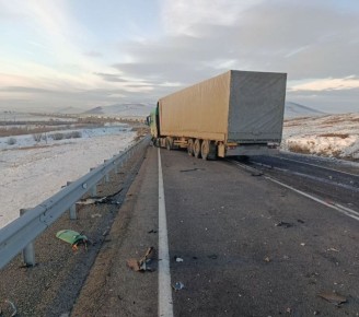 Водитель Toyota Corolla погиб в столкновении с фурой в Забайкальском крае