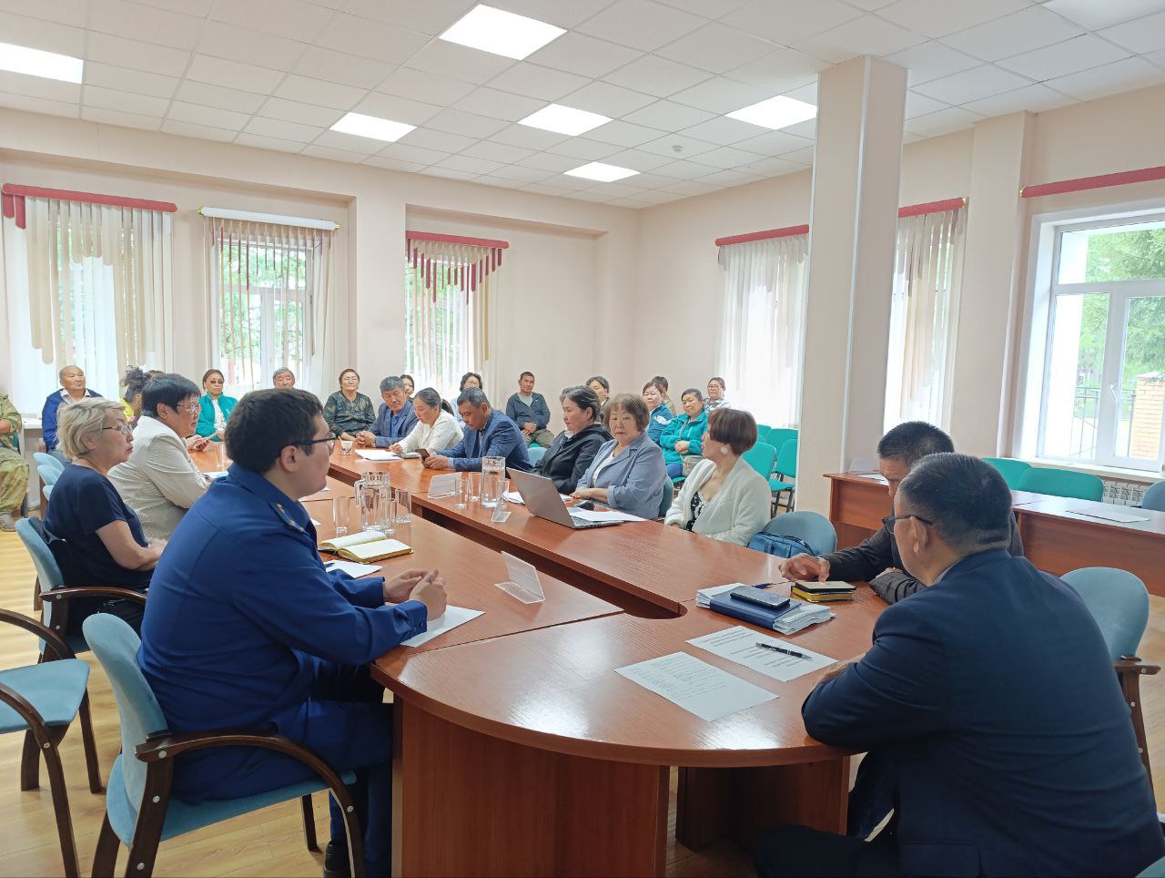 После вмешательства прокуратуры 41 жителю Окинского района выдано удостоверение «Член семьи участника специальной военной операции»