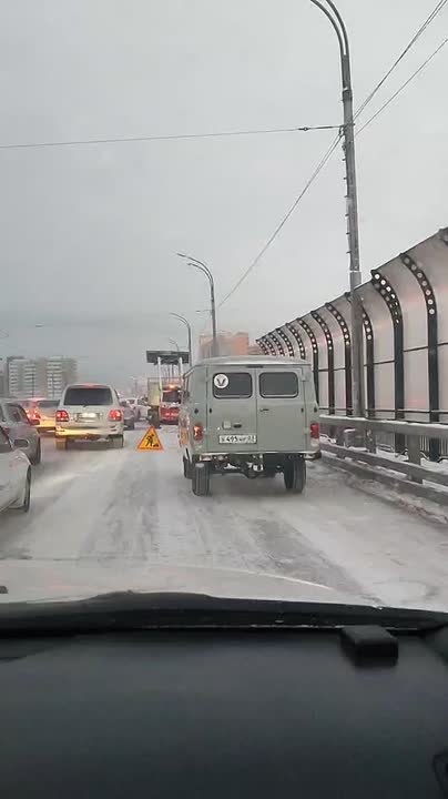 #атвпишут снегоуборочные работы на Богатырском мосту, пробка