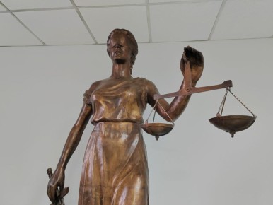 Через несколько минут начнется прямая трансляция рассмотрения дела о квартире Ларисы Долиной