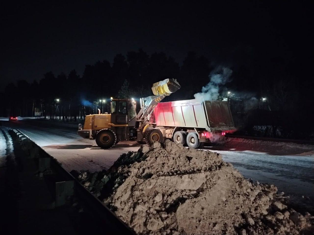 Коммунальщики начали посыпать улицы песком с 4 утра Коммунальщики начали посыпать улицы песком с 4 утра