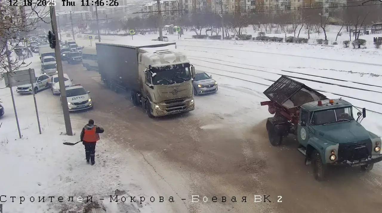 Тягачи и грузовики с песком коммунальных служб города сегодня дежурят на самых сложных магистральных участках — Шефском подъёме, улицах Борсоева, Ербанова, Бабушкина, Комарова, проспектах Строителей и Автомобилистов, на... Тягачи и грузовики с песком коммунальных служб города сегодня дежурят на самых сложных магистральных участках — Шефском подъёме, улицах Борсоева, Ербанова, Бабушкина, Комарова, проспектах Строителей и Автомобилистов, на...