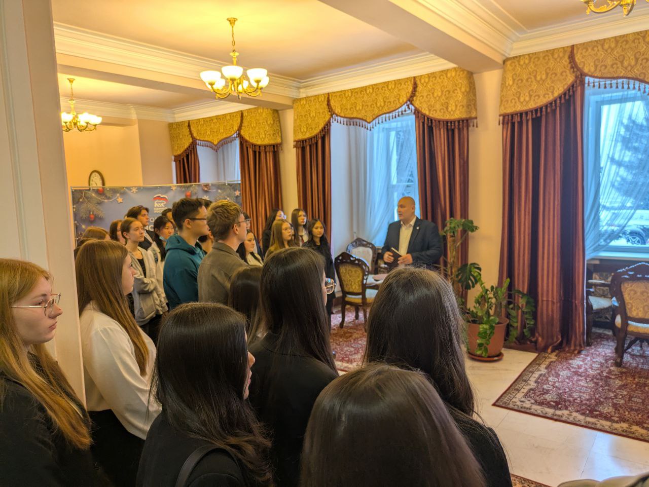 День открытых дверей, проходящий в честь Дня Конституции РФ, состоялся в республиканском парламенте День открытых дверей, проходящий в честь Дня Конституции РФ, состоялся в республиканском парламенте