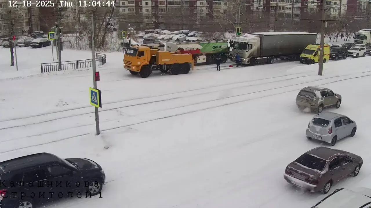 Тягачи и грузовики с песком коммунальных служб города сегодня дежурят на самых сложных магистральных участках — Шефском подъёме, улицах Борсоева, Ербанова, Бабушкина, Комарова, проспектах Строителей и Автомобилистов, на... Тягачи и грузовики с песком коммунальных служб города сегодня дежурят на самых сложных магистральных участках — Шефском подъёме, улицах Борсоева, Ербанова, Бабушкина, Комарова, проспектах Строителей и Автомобилистов, на...