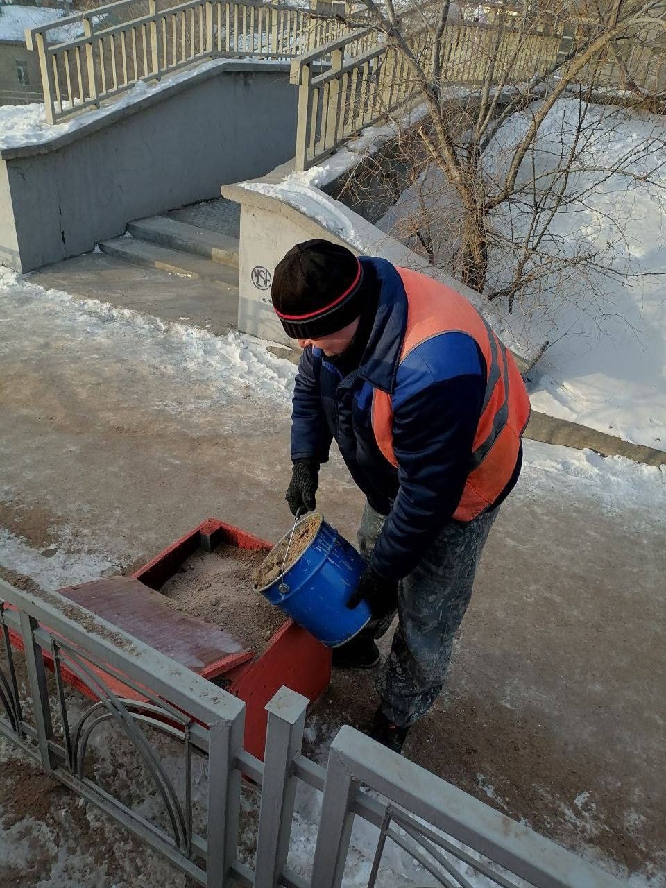 На городских улицах установлены 132 ящика с песком