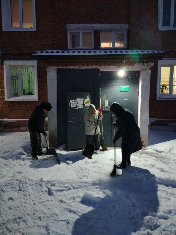 ТОСовцы Улан-Удэ помогли расчищать дворы и улицы ТОСовцы Улан-Удэ помогли расчищать дворы и улицы