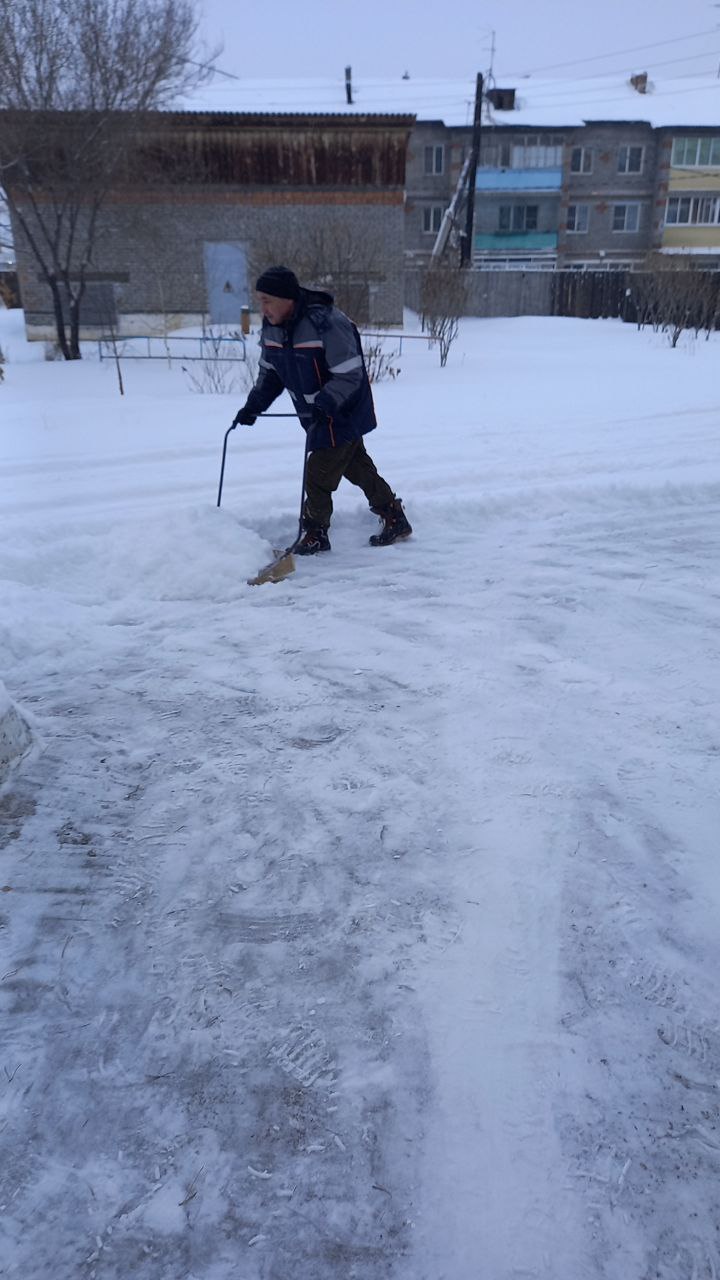 ТОСовцы Улан-Удэ помогли расчищать дворы и улицы ТОСовцы Улан-Удэ помогли расчищать дворы и улицы