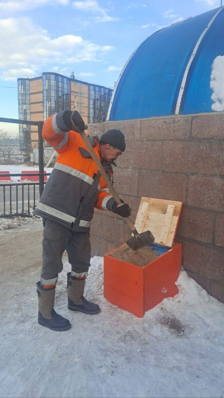 На городских улицах установлены 132 ящика с песком На городских улицах установлены 132 ящика с песком