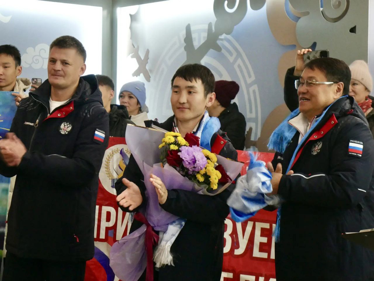 Дорогие друзья!. Сегодня мы встречаем на Родине нашего Чемпиона, серебряного призёра Чемпионата мира по боксу в г. Дубай – Баира Батлаева Дорогие друзья!. Сегодня мы встречаем на Родине нашего Чемпиона, серебряного призёра Чемпионата мира по боксу в г. Дубай – Баира Батлаева