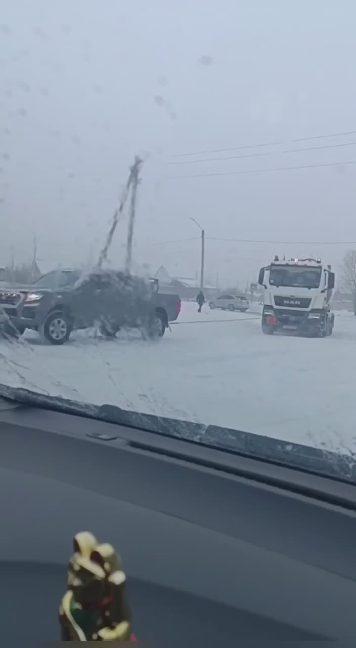 Тягачи и грузовики с песком коммунальных служб города сегодня дежурят на самых сложных магистральных участках — Шефском подъёме, улицах Борсоева, Ербанова, Бабушкина, Комарова, проспектах Строителей и Автомобилистов, на...