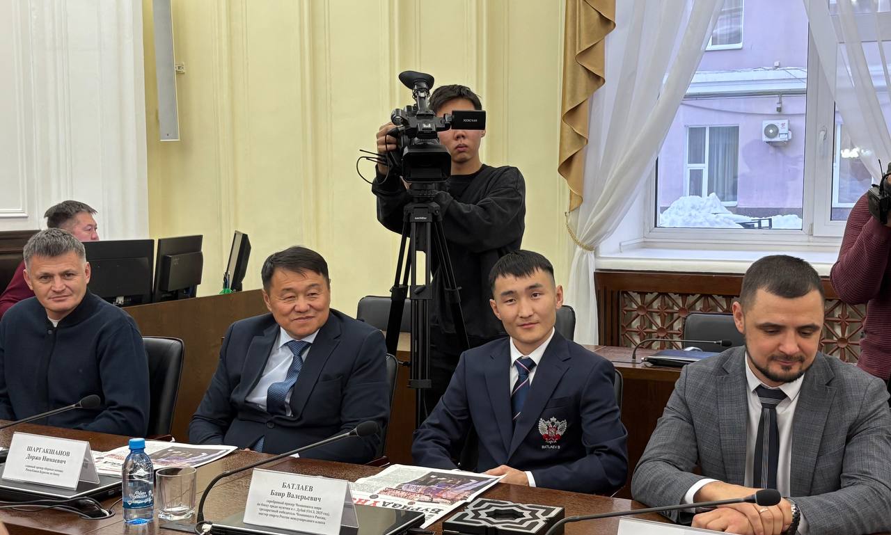 В парламенте Бурятии сегодня чествовали серебряного призера Чемпионата мира по боксу среди мужчин в г. Дубай Баира Батлаева, победительниц Чемпионата России по боксу-2025 Дариму Сандакову и Людмилу Воронцову, серебряного... В парламенте Бурятии сегодня чествовали серебряного призера Чемпионата мира по боксу среди мужчин в г. Дубай Баира Батлаева, победительниц Чемпионата России по боксу-2025 Дариму Сандакову и Людмилу Воронцову, серебряного...