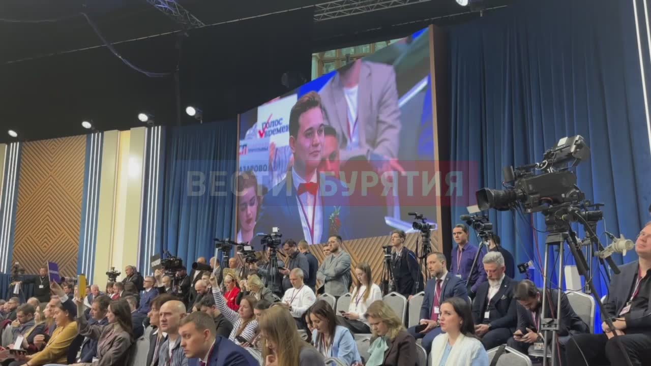 Необычный момент произошёл во время Прямой линии: один из журналистов прямо в эфире сделал предложение своей девушке